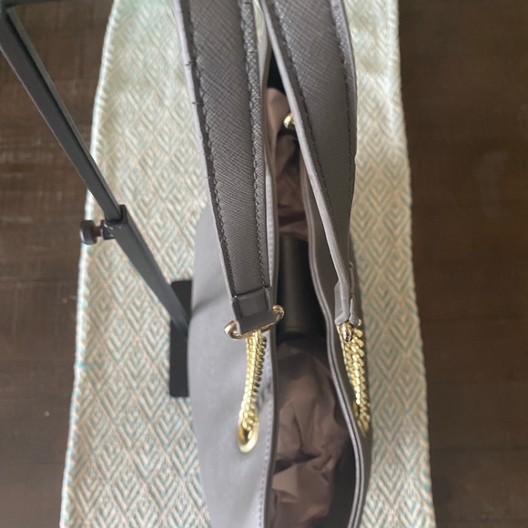 Kenneth Cole Reaction Tote (Gray) w/Gold Hardware. - Picture 4 of 12